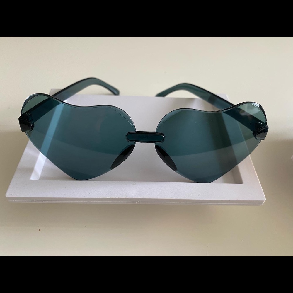 New Charcoal Greyish 🖤 heart shades